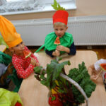 przedszkolaki na jeden dzień zamieniły się w piękne i kolorowe owoce oraz warzywa