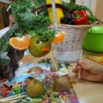 przedszkolaki samodzielnie przygotowały warzywno-owocowe cudaczki