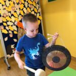 Chłopiec gra na gongu