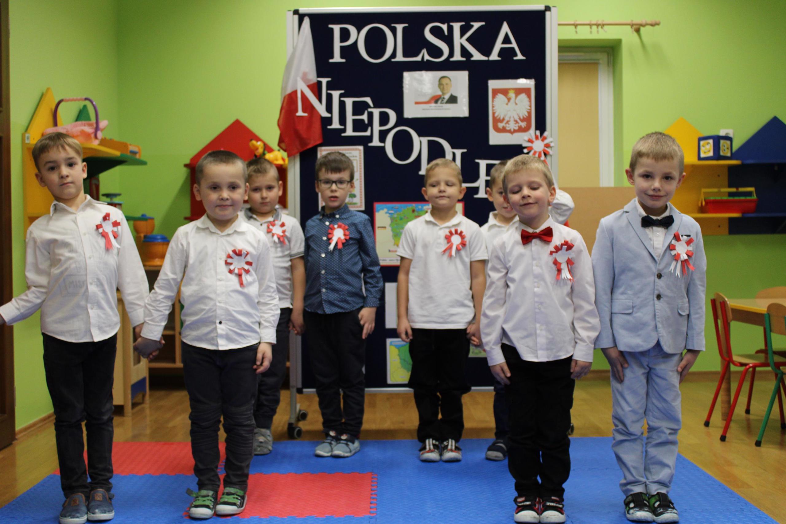 Dzieci przy tablicy z obrazkami