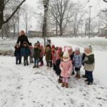 przedszkolaki na śniegu