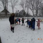 przedszkolaki na śniegu
