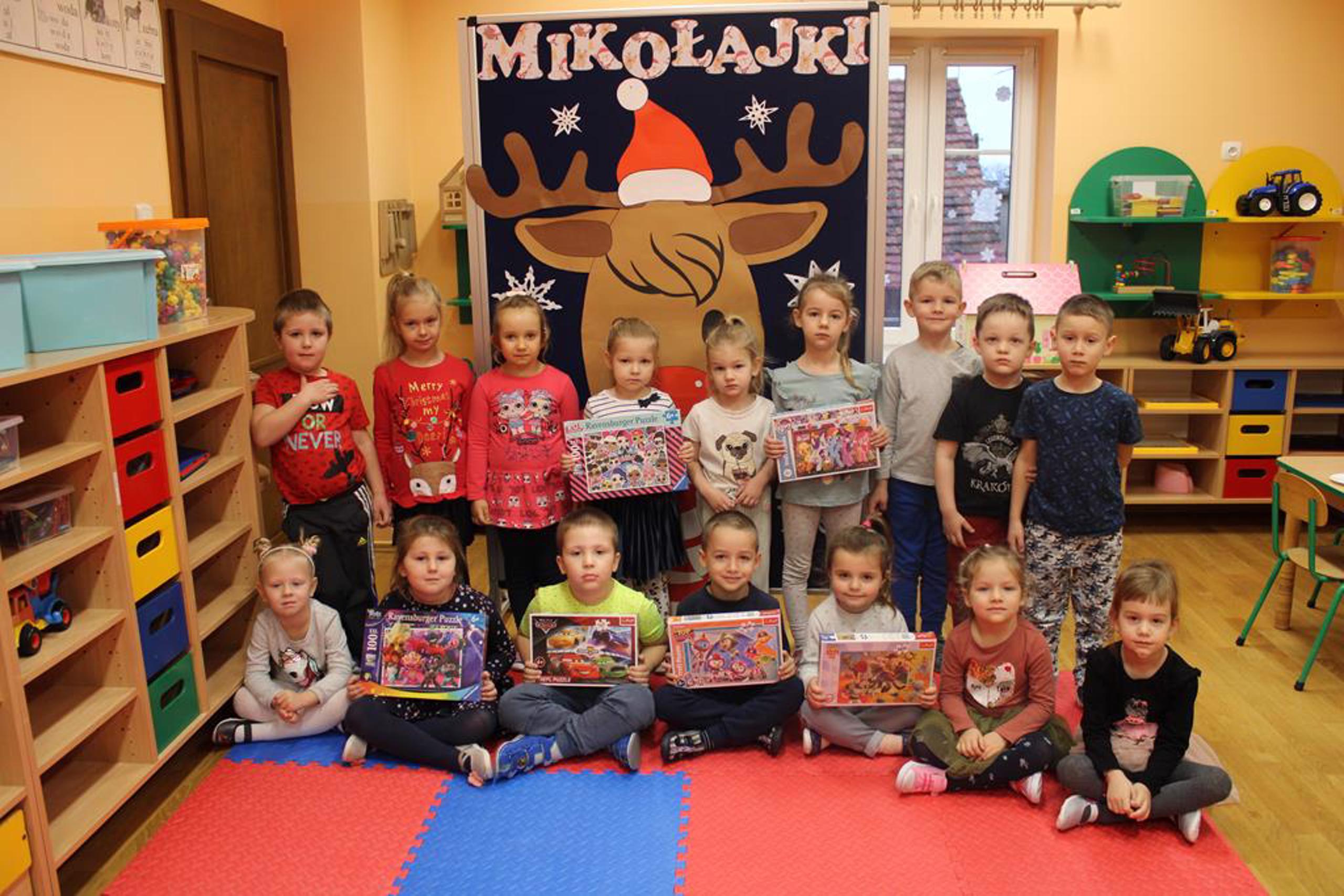 Dzieci z grupy Biedronek z puzzlami