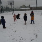 przedszkolaki w bitwie na śnieżki