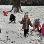 przedszkolaki lepią śnieżki