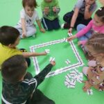 dzieci układają puzzle