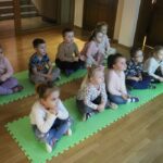 Dzieci z grupy Biedronek oglądają film edukacyjny