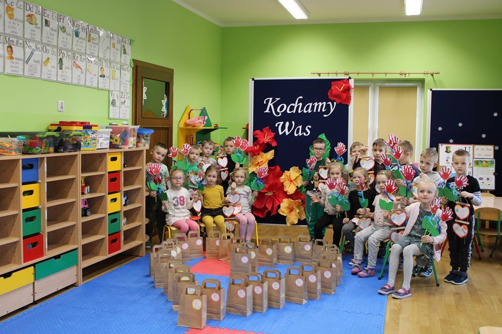 grupa dzieci z prezentami dla dziedkow