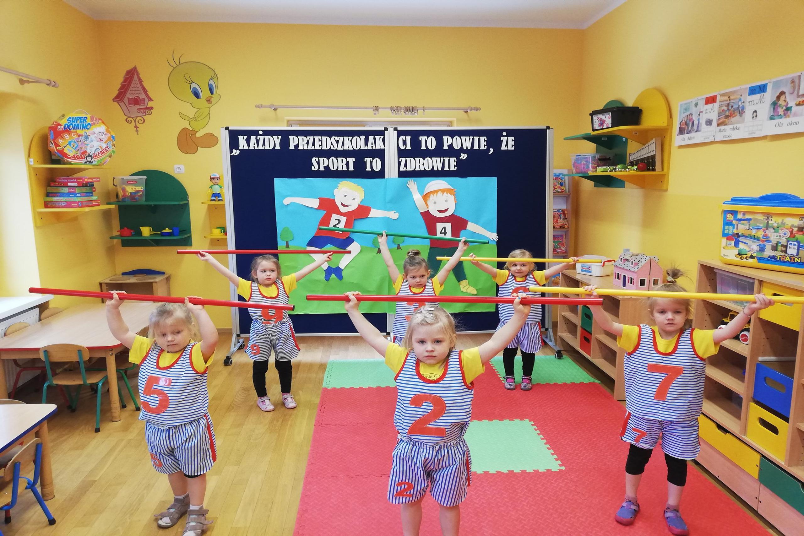 Dzieci ćwiczą z Panią