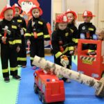 Przedstawianie zawodu strażaka przez dzieci