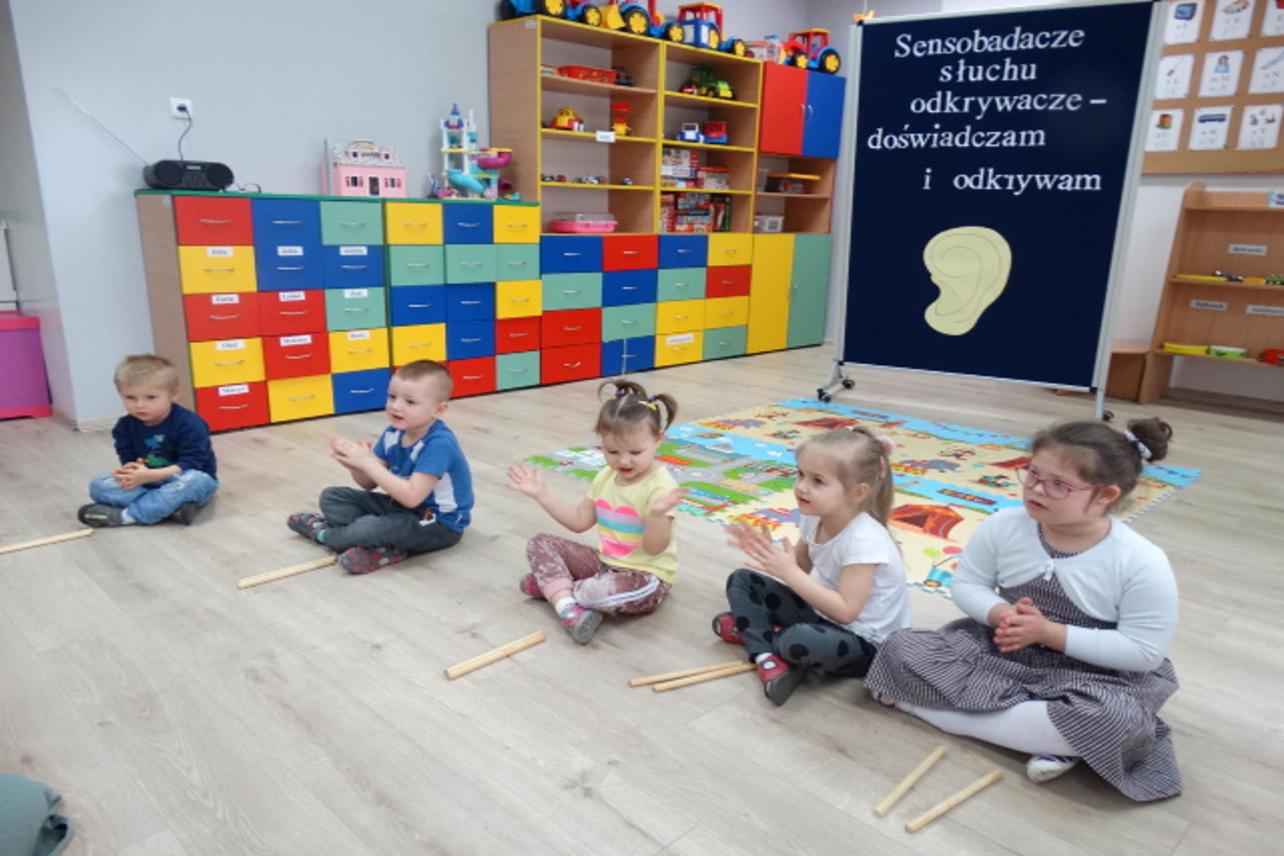 5. dzieci wyklaskują uslyszany rytm na klawesach