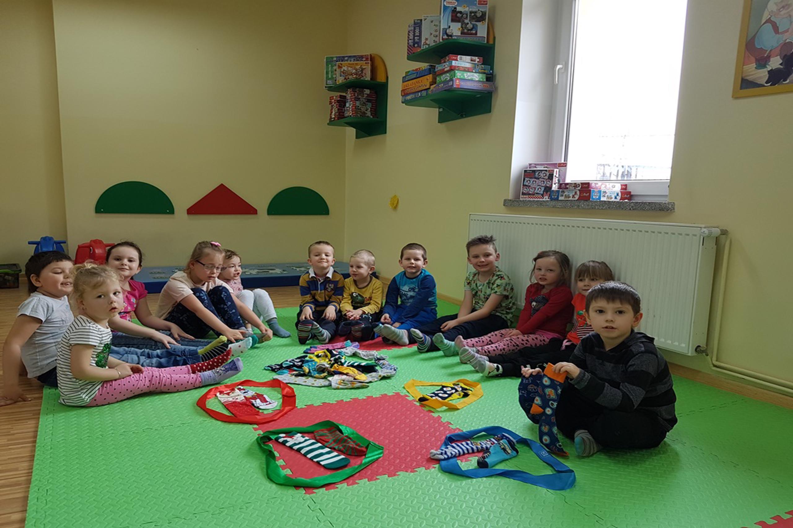Dzieci segregują skarpetki