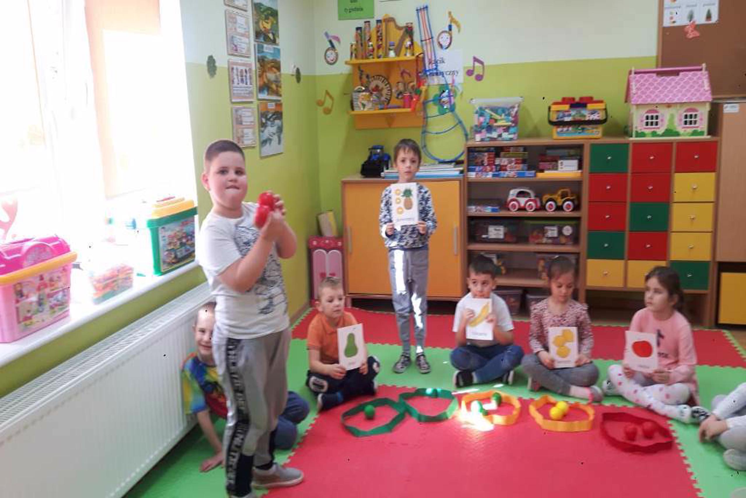 Dzieci z grupy Stokrotki liczą owoce