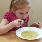 Dziewczynka je zupę