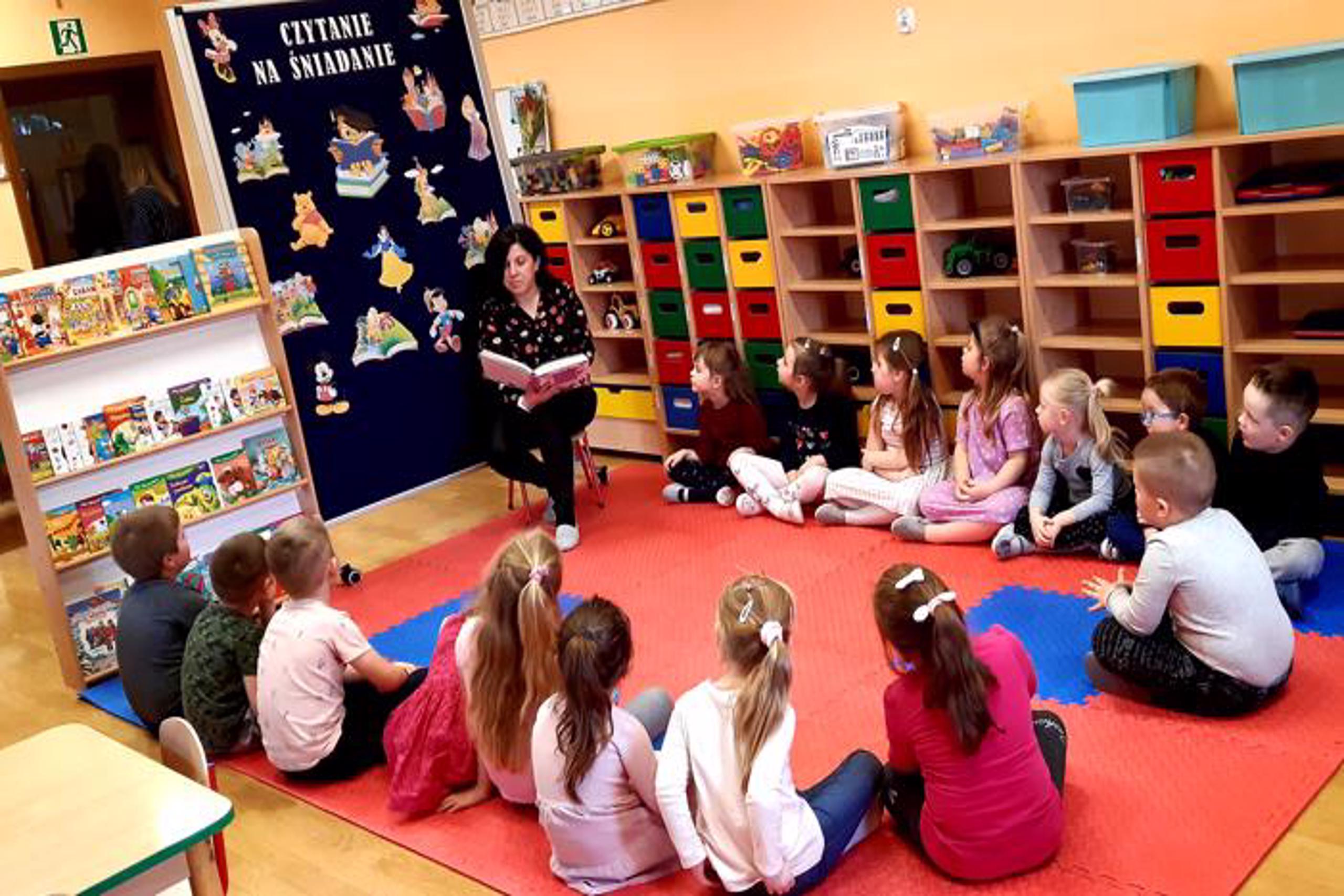 Grupa Biedronki słuchają bajki