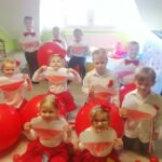 Dzieci w biało-czerwonych barwach
