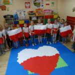Dzieci z flagami Polski i wielkim biało-czerwonym sercem