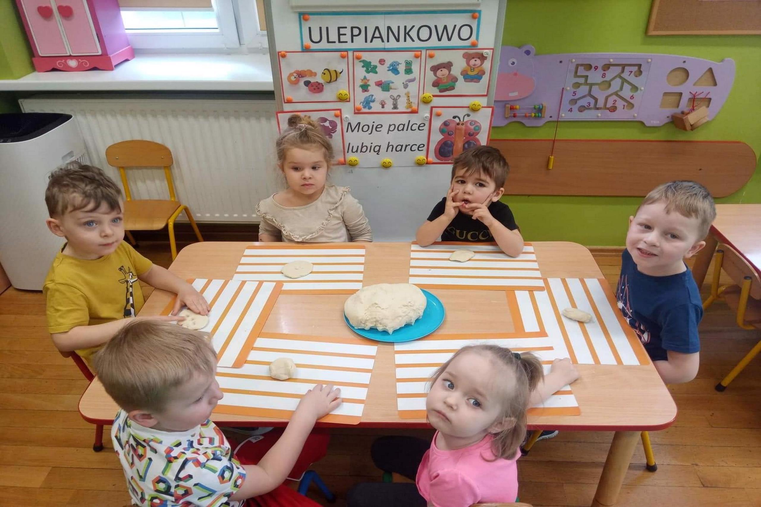 dzieci przy stole z masą solną