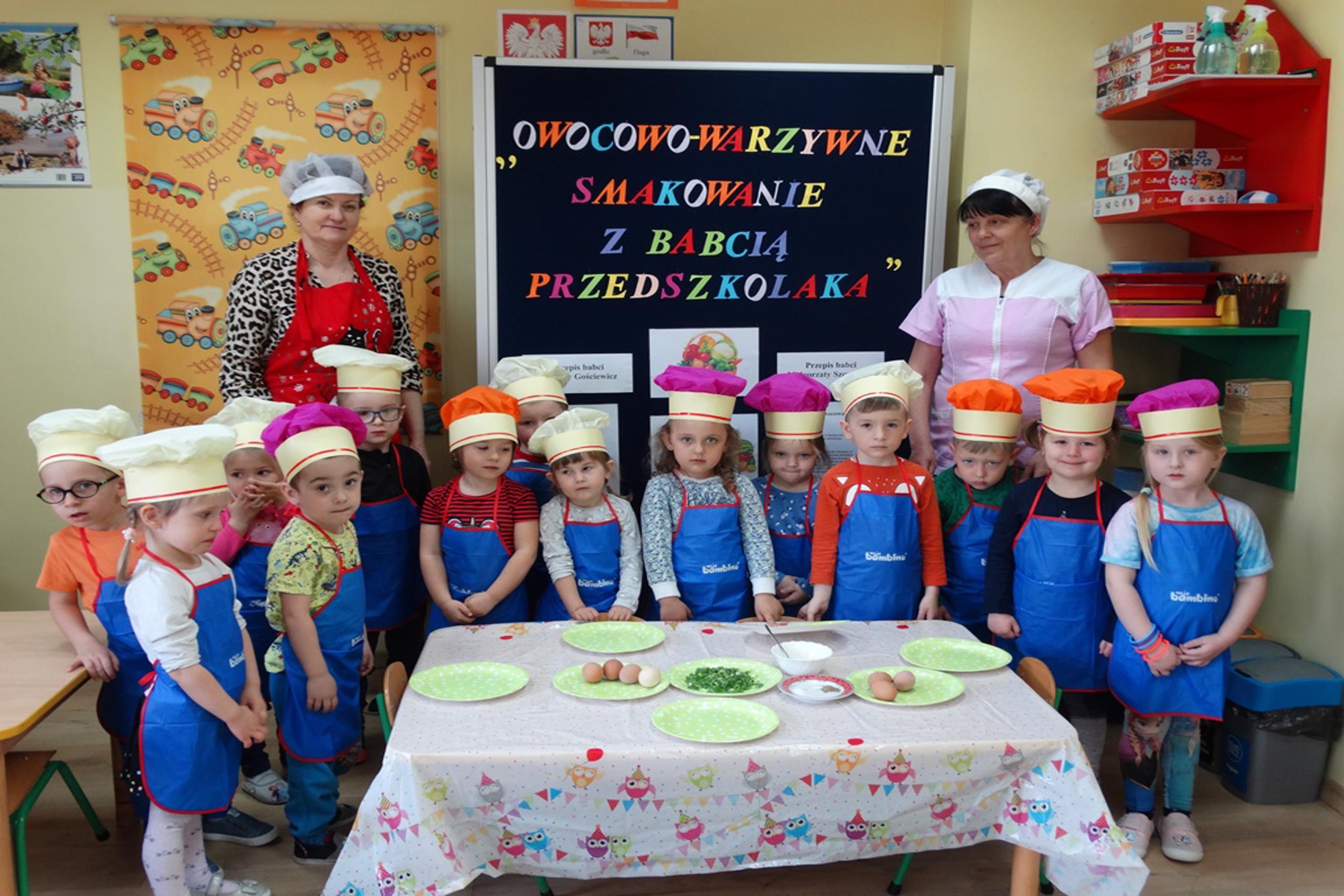 panie z dziećmi przy tablicy