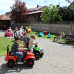 Dzieci bawią się na przedszkolnym placu zabaw, zabawy z wykorzystaniem nowych zabawek terenowych