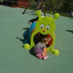 Dzieci bawią się na przedszkolnym placu zabaw, zabawy z wykorzystaniem nowych zabawek terenowych (3)