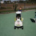 Dzieci bawią się na przedszkolnym placu zabaw, zabawy z wykorzystaniem nowych zabawek terenowych (5)