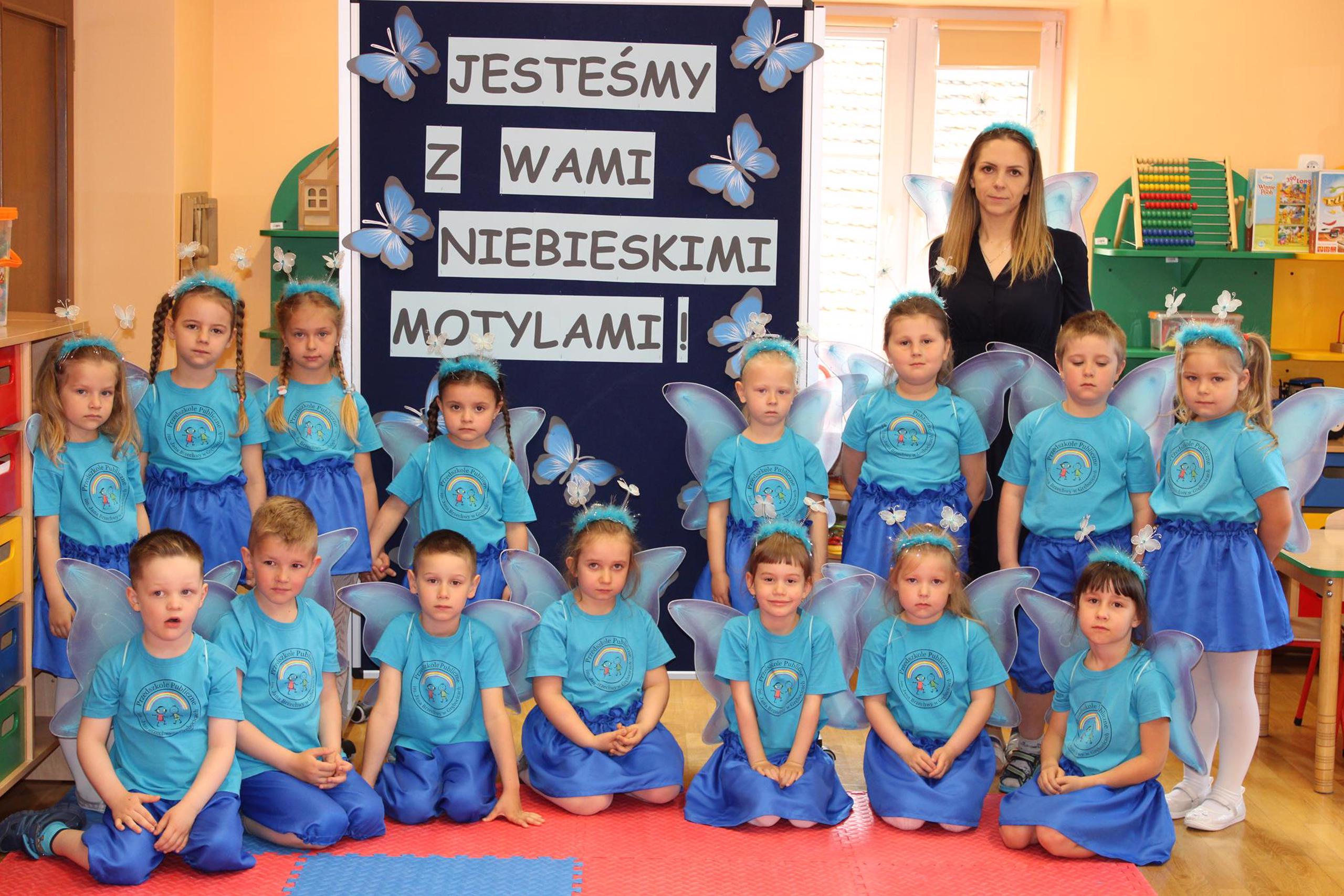 Dzieci przebrane za niebieskie motyle