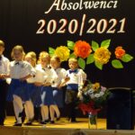 Absolwenci tańczą poloneza