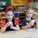 Dziewczynki jedzą muffinki