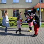 Myszka Miki i Minnie witają dzieci