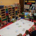 Przedszkolaki z grupy Biedronek i Mrówek podczas zajęć dydaktycznych