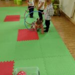 Zabawy ruchowe dzieci z grupy żabek (5)