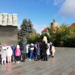 Dzieci pod pomnikiem Dzieci Głogowskich
