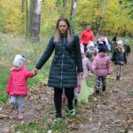 Dzieci podczas spaceru edukacyjnego w lesie w Zaborni