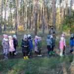 Dzieci podczas spaceru edukacyjnego w lesie w Zaborni