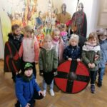 Dzieci podczas zwiedzania muzeum w Głogowie
