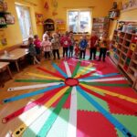 Dzieci poznają kolory wiatraka matematycznego