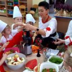 Dzieci wyciskają sok owocowo-warzywny z Panią Mgdaleną i Panią Benedyktą