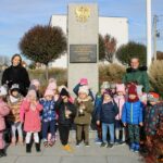 Dzieci z grupy Biedronek i Mrówek pod pomnikiem zasłużonych w walce o niepodełgość