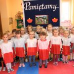 Dzieci z grupy Biedronek w patriotycznych kamizelkach