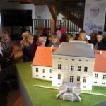 Dzieci z grupy Biedronek zwiedzają wystawę miniatur pałaców znajdujących się na terenie Gminy Grębocice