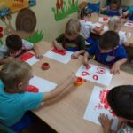 Bratki malują flagę Polski