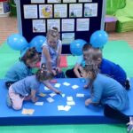 Dzieci grają w memory o Prawach dziecka