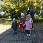 Dzieci idą na spacer z krasnoludkiem Hałabałą