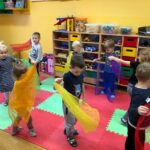 Dzieci improwizują za pomocą kolorowych chustek