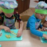 Dzieci kroją warzywa