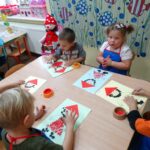 Dzieci malują Hałabałę