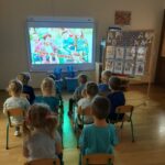 Dzieci oglądają prezentacje o prawach dziecka