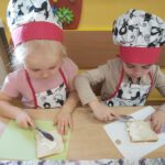 Dzieci robią kanapkę