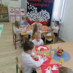 Dzieci tworza pracę plastyczną pt Godło Polski